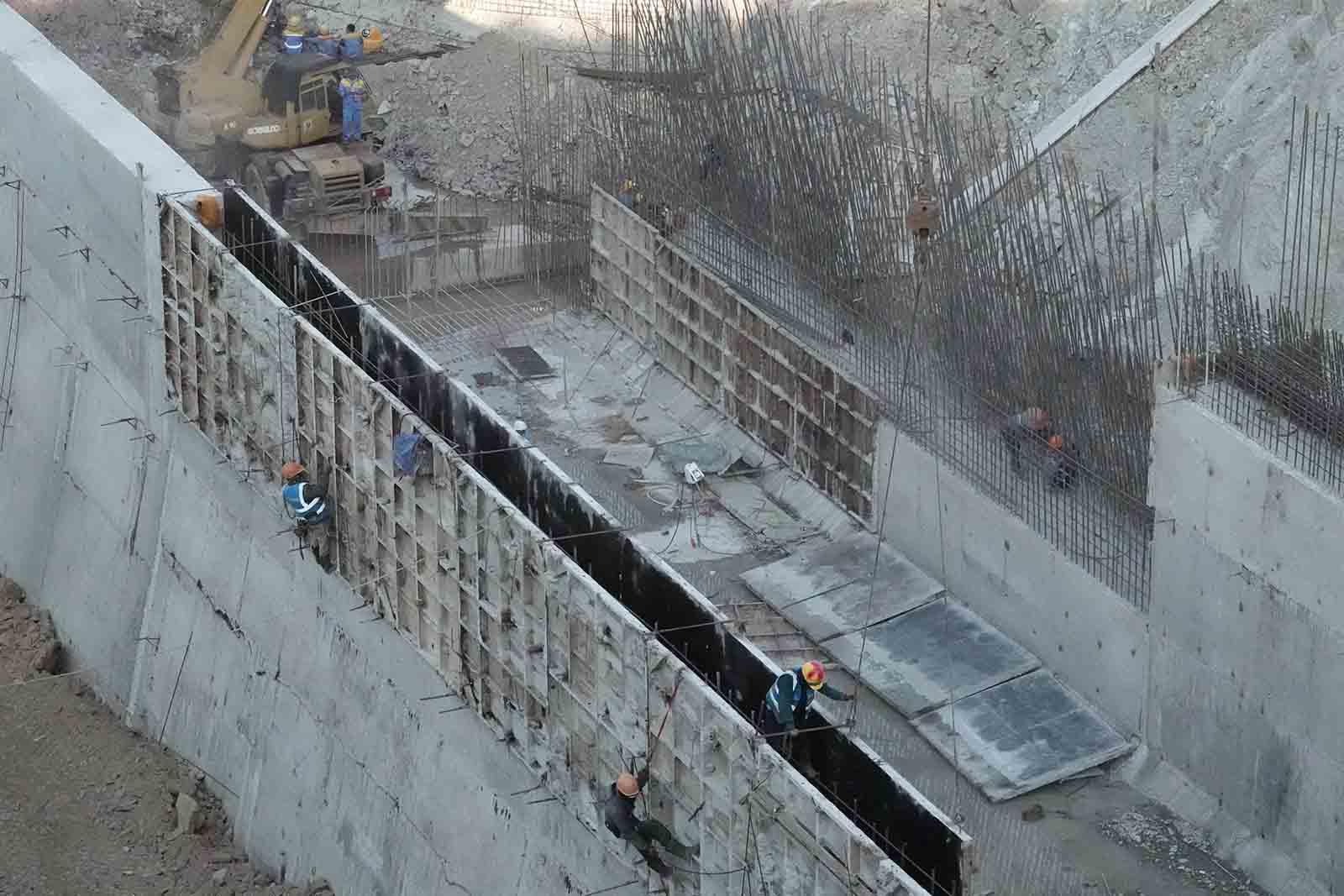 Công nhân đang thi công ở hạng mục tràn Dốc Miếu. Ảnh: Trần Tuấn