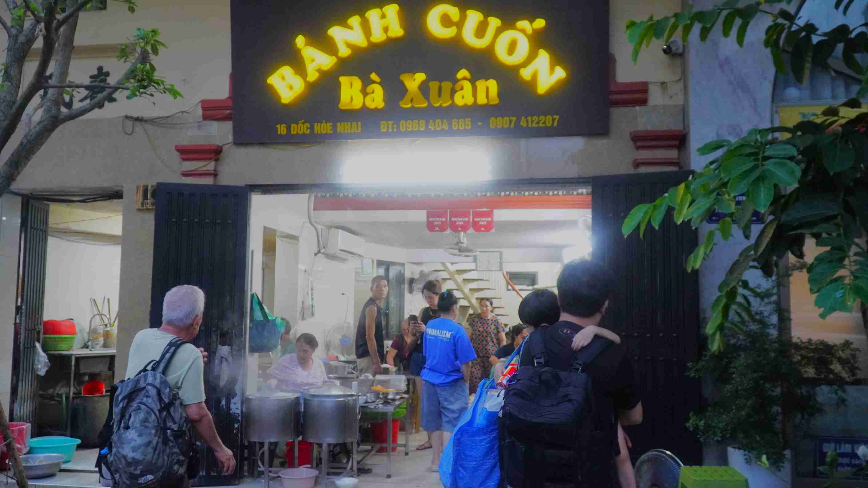 Du khách quốc tế kiên nhẫn xếp hàng chờ thưởng thức món bánh cuốn nổi tiếng của Hà Nội. Ảnh: Minh Vũ