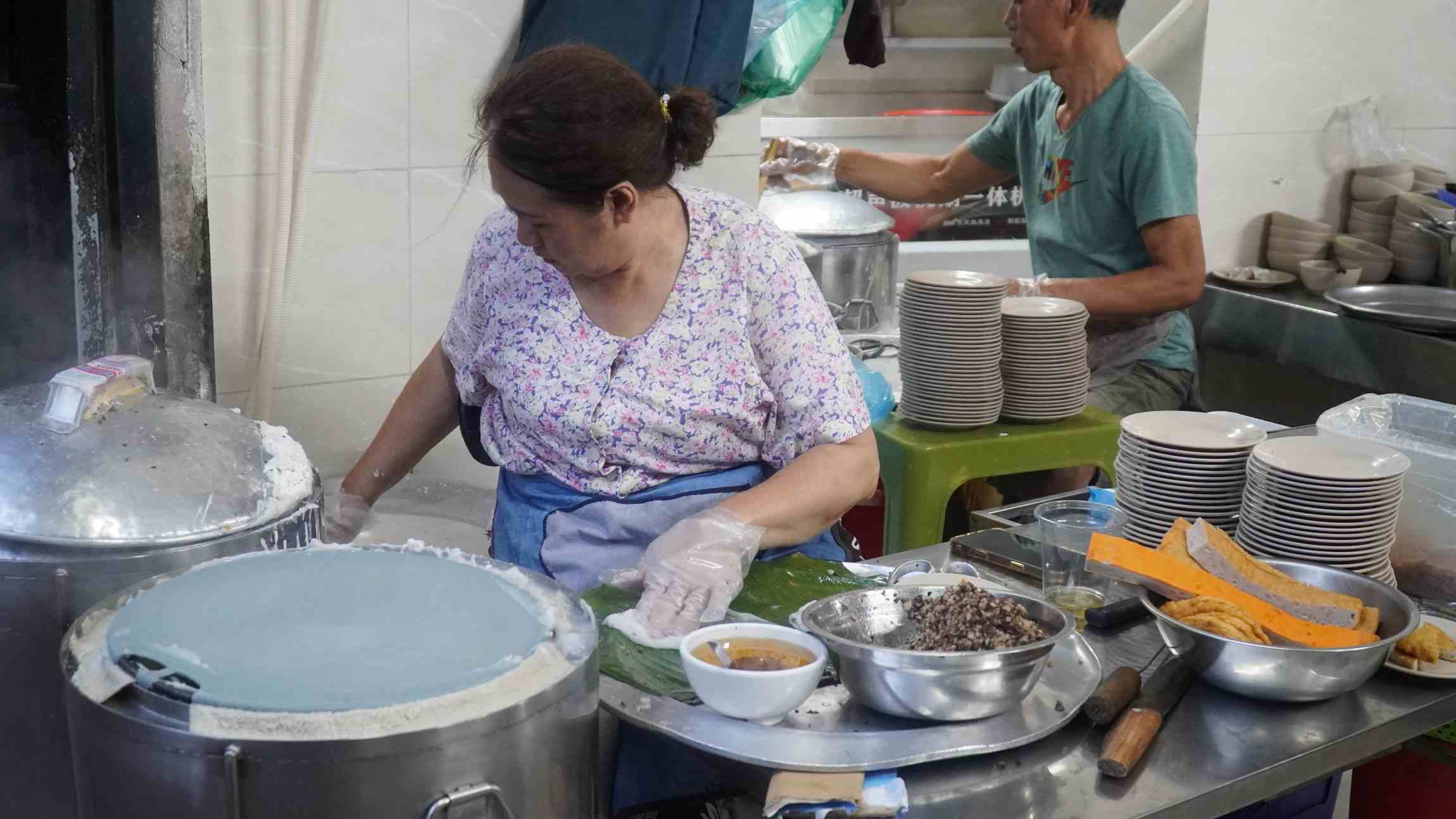 Mỗi chiếc bánh cuốn đều được tráng thủ công, làm đến đâu phục vụ thực khách đến đó. Từng lớp bánh nóng hổi được cuộn gọn bằng tay trước khi mang ra phục vụ thực khách. Ảnh: Minh Vũ