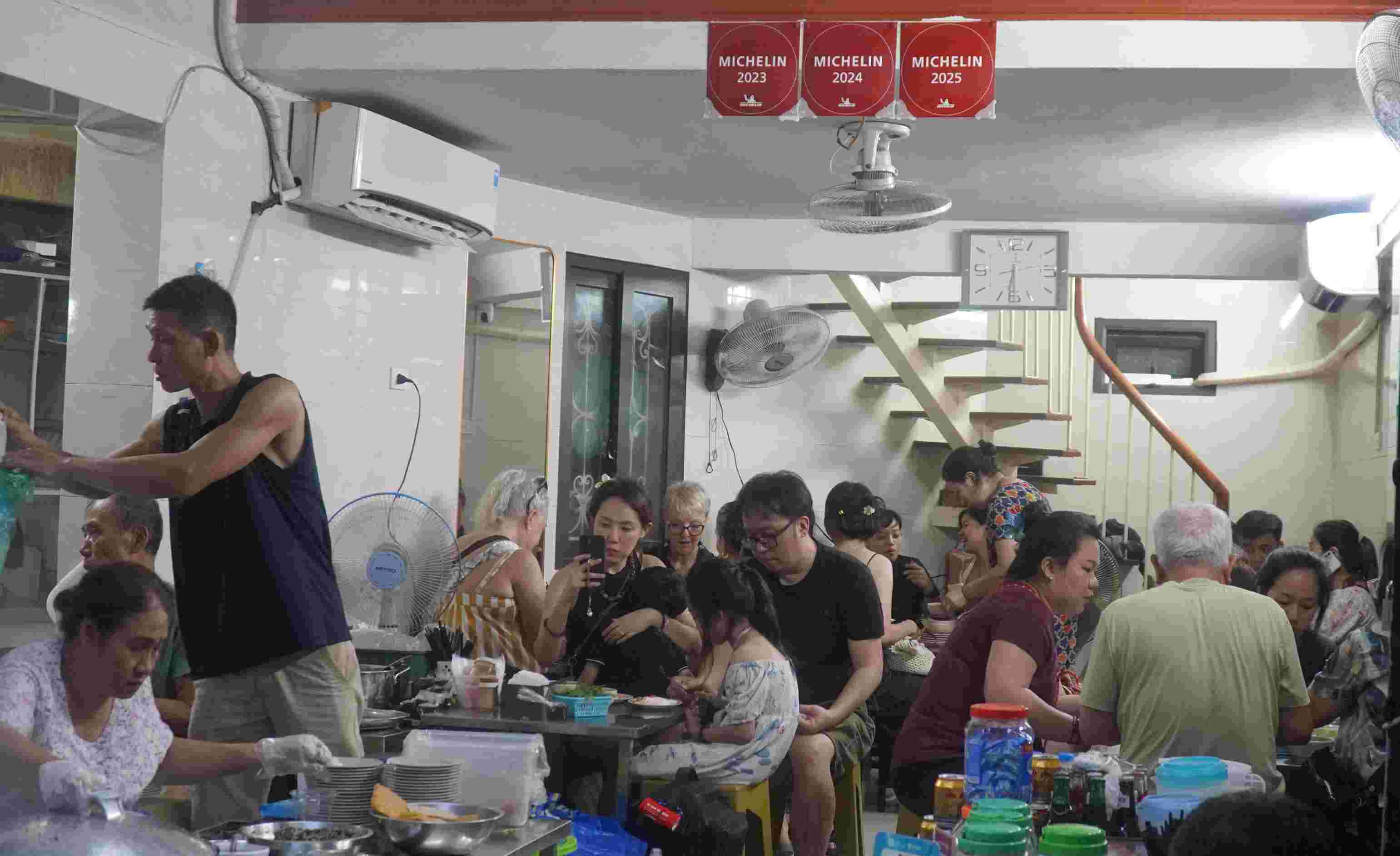 Không khí tấp nập bao trùm quán bánh cuốn gia truyền khi liên tục đón khách đến thưởng thức và trải nghiệm. Ảnh: Minh Vũ