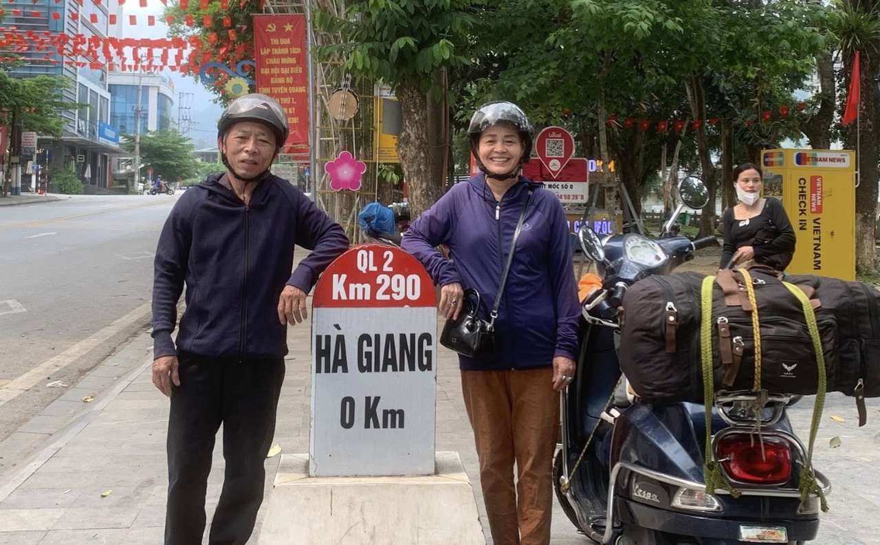 Hai ông bà cùng nhau đặt chân đến các tỉnh thành của Tổ quốc. Ảnh: NVCC