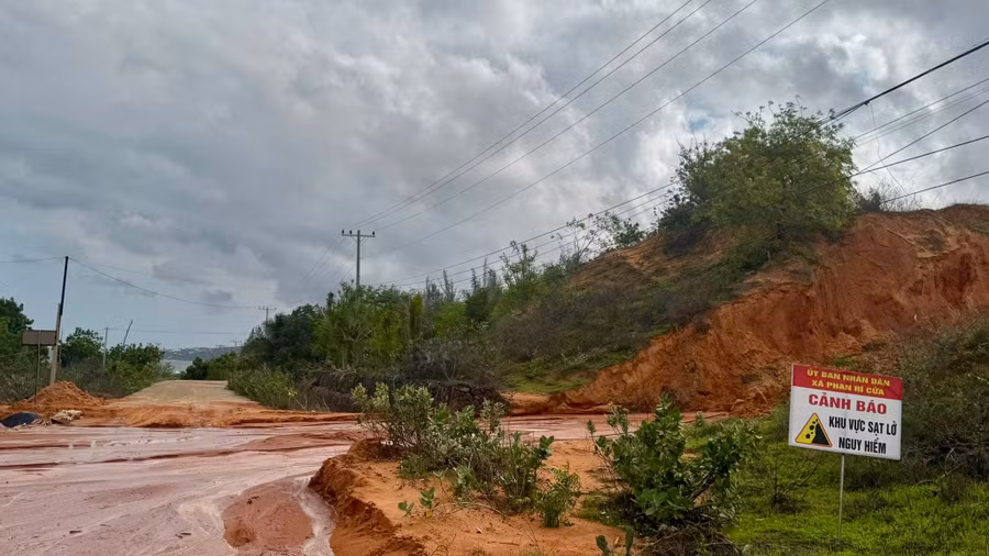 Biển cảnh báo tại khu vực sạt lở.
