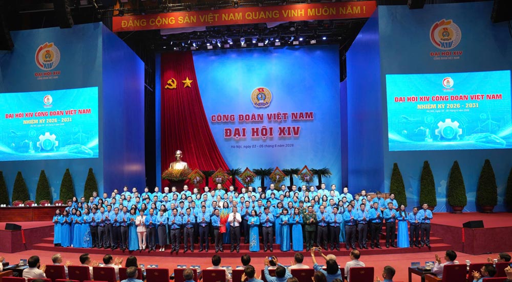 Ủy viên Bộ Chính trị, Thủ tướng Chính phủ Lê Minh Hưng thay mặt lãnh đạo Đảng, Nhà nước tặng hoa chúc mừng Ban chấp hành Tổng LĐLĐVN khóa XIV, nhiệm kỳ 2026 - 2031. Ảnh: Hữu Chánh