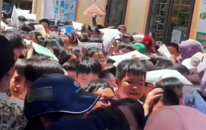 Đông đảo thí sinh tham gia kỳ thi tuyển sinh vào lớp 6 tại Trường THCS Cao Xuân Huy (xã Diễn Châu, tỉnh Nghệ An). Ảnh: Thúy Vân