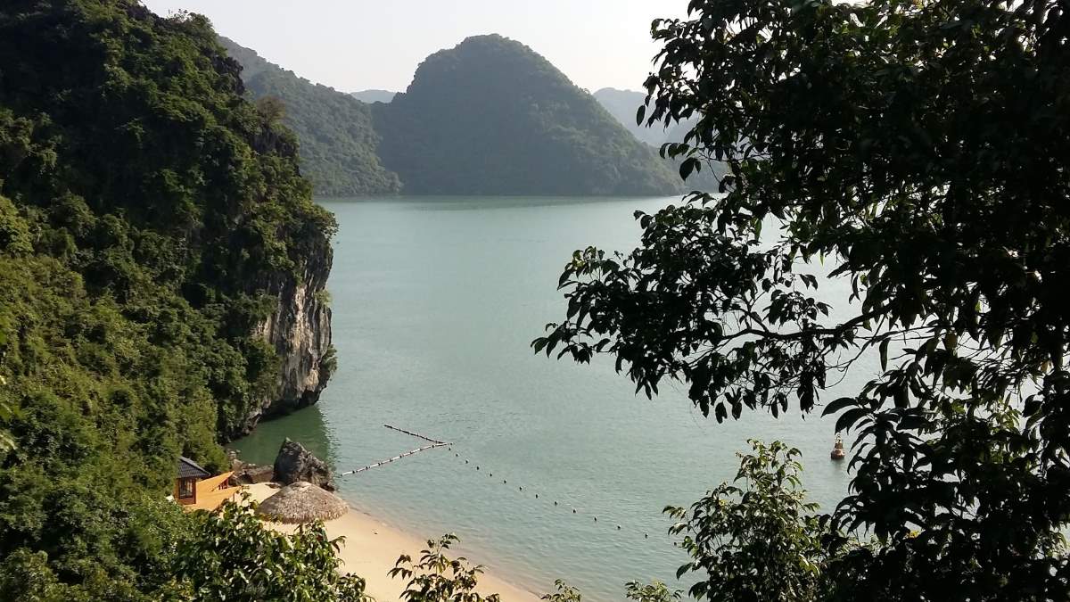 Bãi biển Soi Sim nhìn từ trên đỉnh núi đảo Soi Sim. Ảnh: Nguyễn Hùng