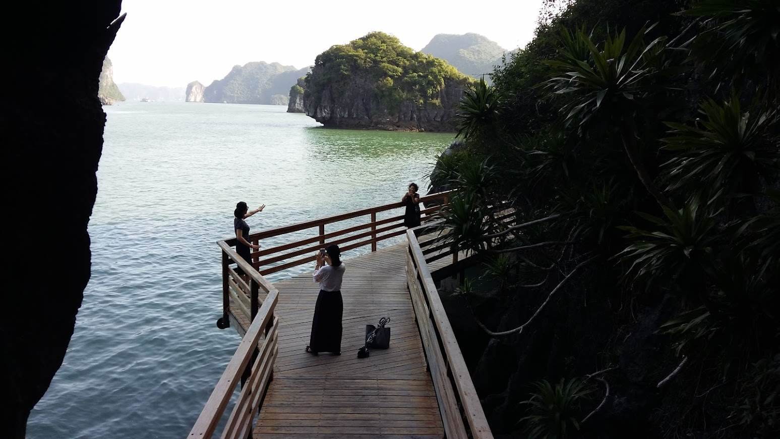 Trước đây một doanh nghiệp đầu tư đường đi dạo quanh đảo nhưng hiện đã xuống cấp do nhiều năm không được sử dụng. Ảnh: Nguyễn Hùng
