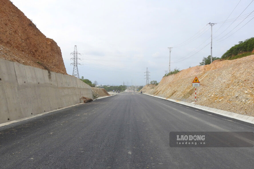 Gần như toàn bộ đoạn tuyến đã được thảm nhựa mặt đường. Ảnh: Tô Công