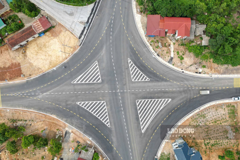 Tuyến chính đường liên vùng và đường liên vùng kéo dài giao cắt với Quốc lộ 32 (đi khu vực Thanh Sơn) tạo thành một ngã tư. Ảnh: Tô Công