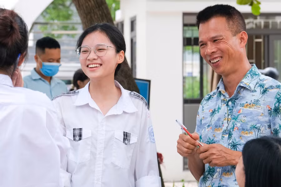 Phụ huynh động viên, chia vui với thí sinh sau khi hoàn thành bài thi. chuyen-2.jpg