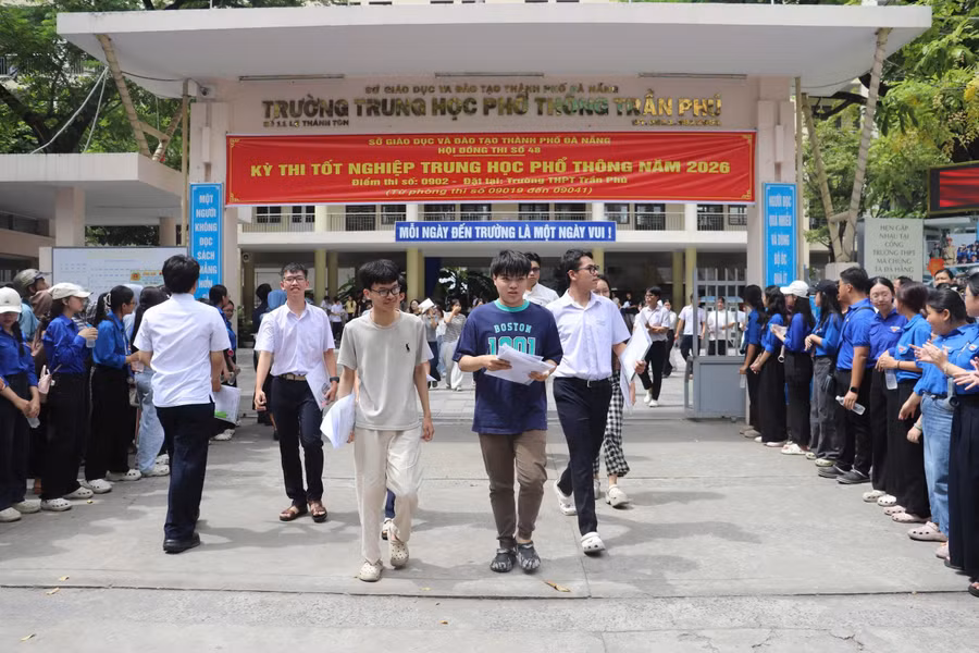 Đội tình nguyện viên Tiếp sức mùa thi làm hàng rào chắn đảm bảo thông thoáng, an toàn cho thí sinh di chuyển trước và sau buổi thi. dia-li.jpg