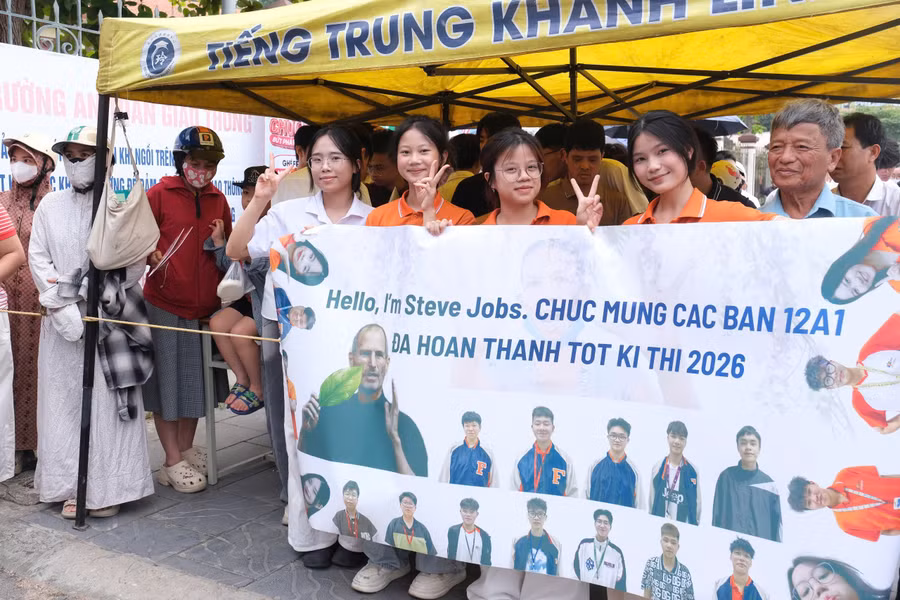 Lực lượng tình nguyện viên đồng hành với "sĩ tử" tại kỳ thi. n1.jpg