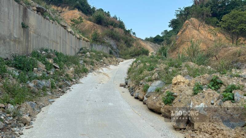 Nhiều vị trí xuống cấp sau thời gian ngắn đưa vào sử dụng. Ảnh: Việt Bắc