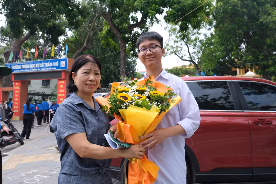 Phụ huynh động viên chia vui với con sau khi hoàn thành bài thi cuối của kỳ thi. z7927433408811-effc48ab33ad7f33de053f297f81a6bc.jpg