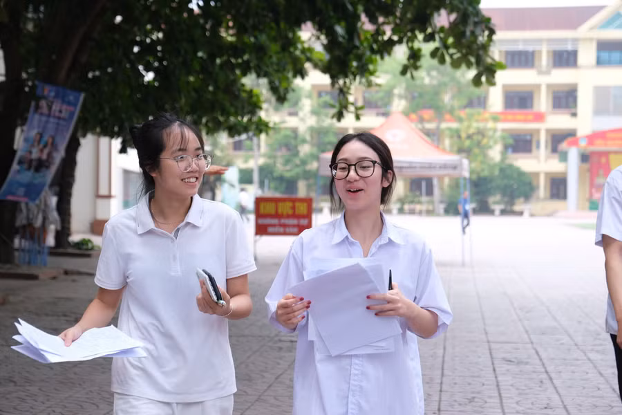 Thi sinh hân hoan rời Điểm thi. n2.jpg