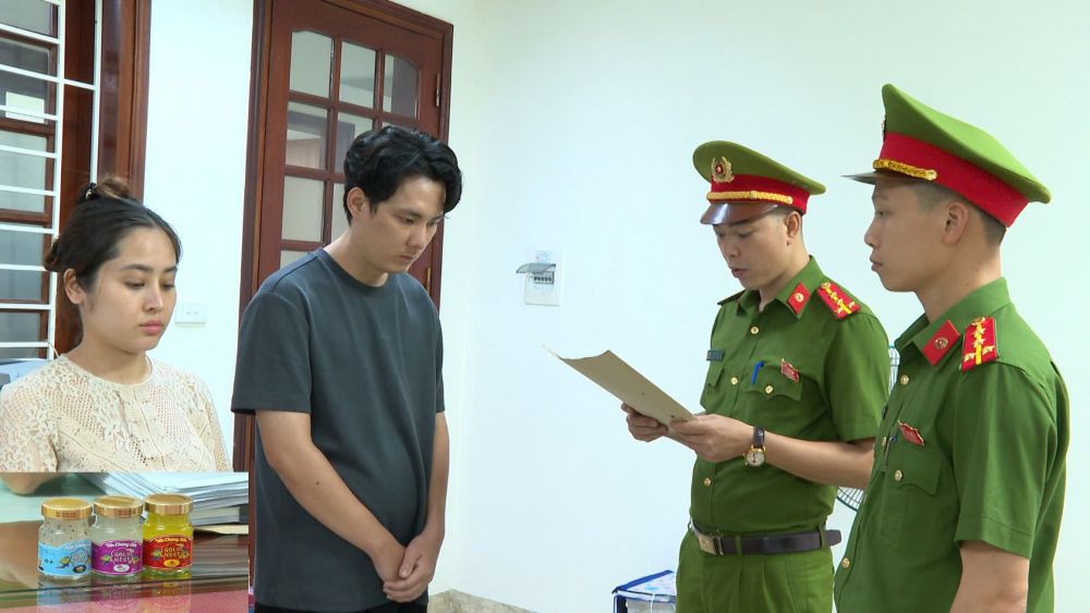 Cơ quan CSĐT Công an tỉnh Thanh Hóa thi hành quyết định khởi tố vụ án, khởi tố bị can. Ảnh: Công an Thanh Hóa