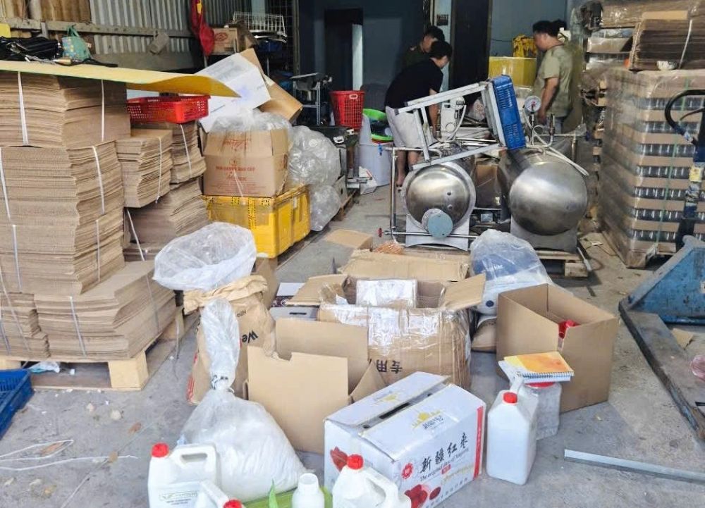 Kho dụng cụ, nguyên liệu dùng để sản xuất hũ yến giả. Ảnh: Công an Thanh Hóa