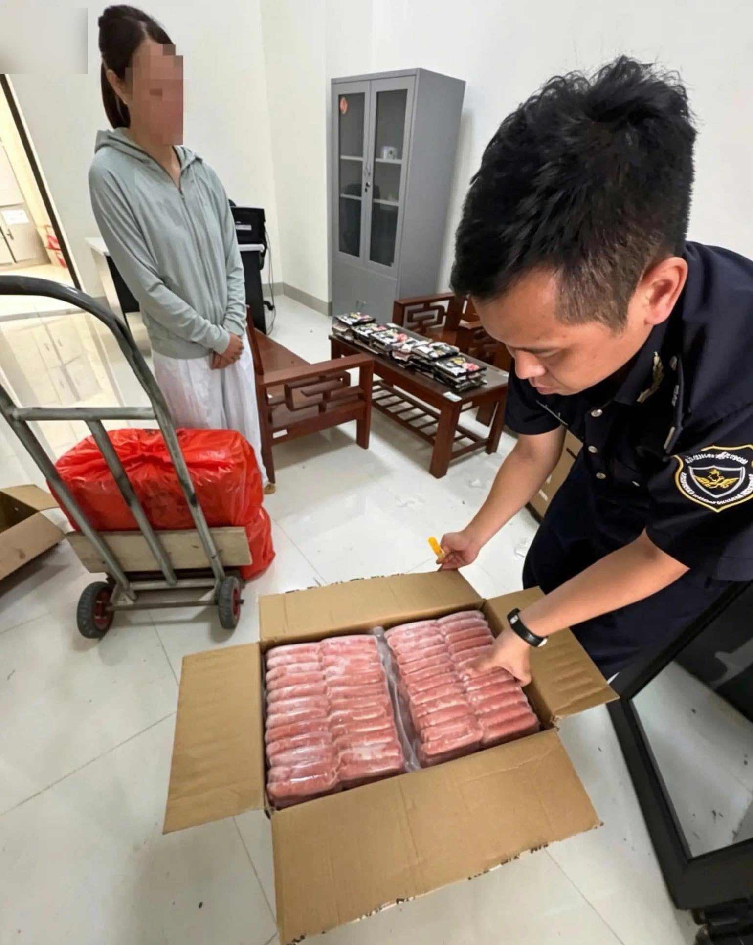 Lực lượng chức năng phát hiện số hàng vi phạm. Ảnh: Hải quan khu vực XVI