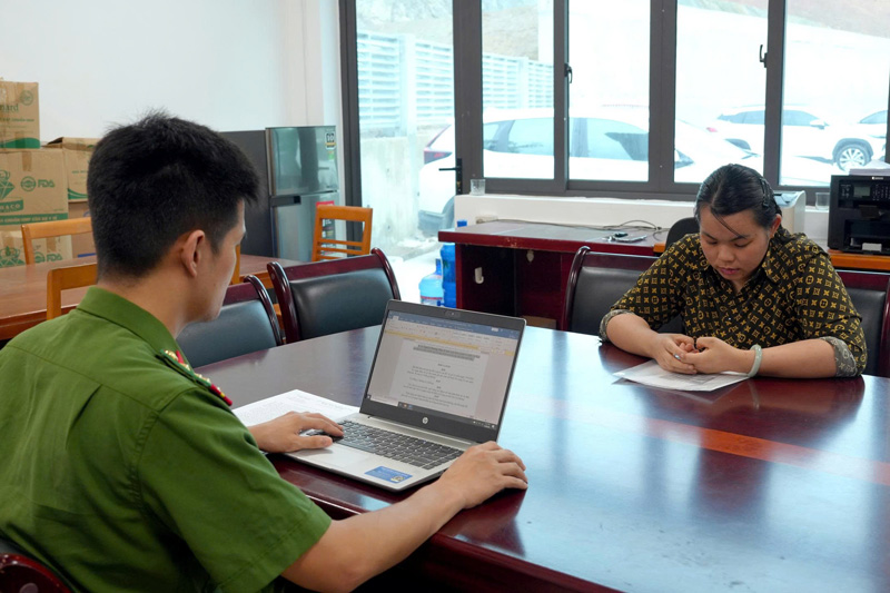 Nữ viên chức đất đai ở Lào Cai bị khởi tố vì sửa nội dung sổ đỏ. Ảnh: Công an Lào Cai