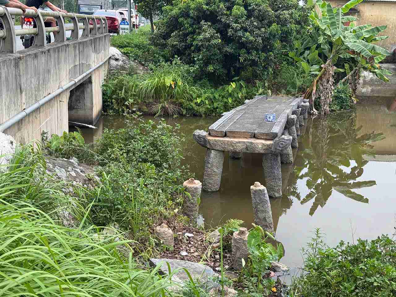 Hiện trường cầu đá Đồng Tràng sau khi người dân phát hiện nhiều thanh đá bị mất. Ảnh: Hải Minh