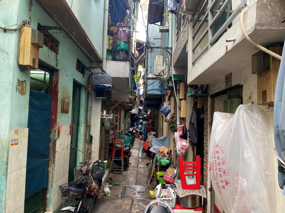 Lối vào bên trong các gia đình ở khu chợ Gà - Gạo chật hẹp. Ảnh: Minh Tâm