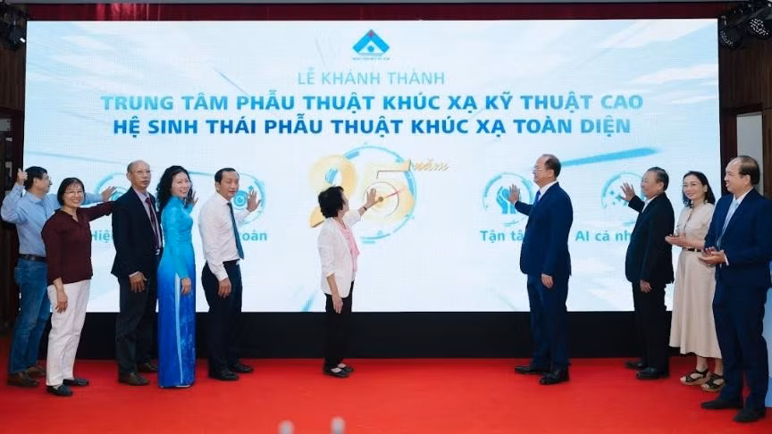 Bệnh viện đưa vào vận hành Trung tâm Phẫu thuật Khúc xạ kỹ thuật cao. z7953725748131-8d80ae0cd297dc83f05f3e41e467cd90.jpg