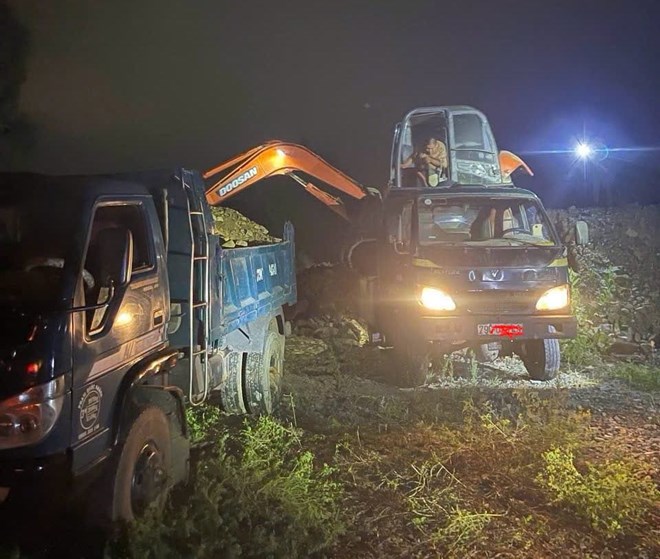 Công an xã ở Khánh Hòa phát hiện vụ khai thác đất đá trái phép trong đêm