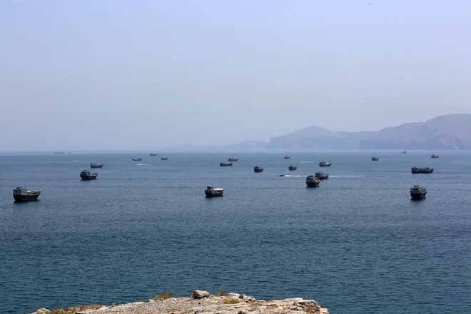Iran đóng eo biển Hormuz, ông Trump dọa áp phí tại eo biển
