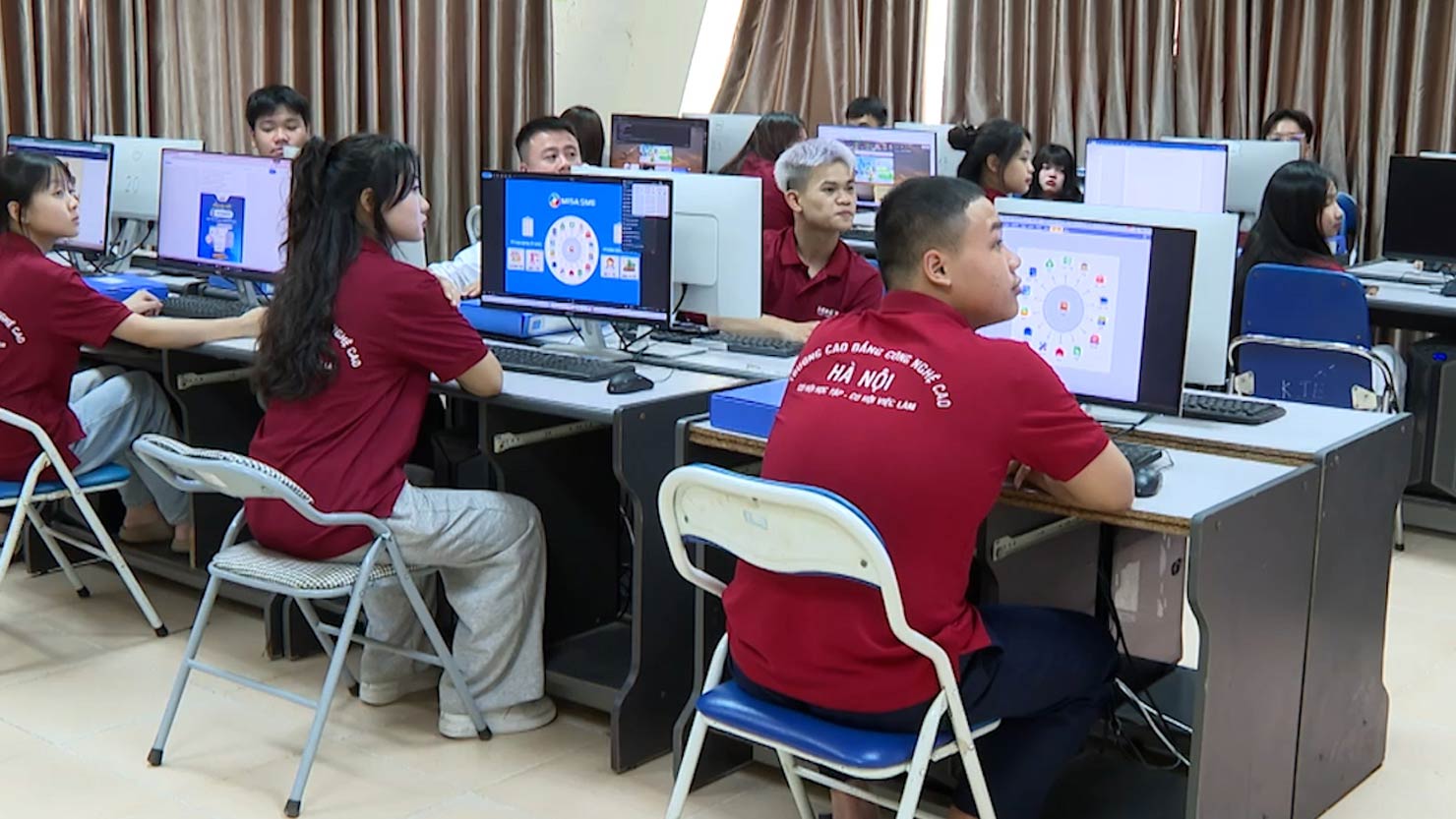 Với những bạn trẻ yêu thích làm việc với số liệu, có tư duy logic và sự cẩn trọng, ngành Kế toán doanh nghiệp đang mở ra cơ hội tiềm năng. Ảnh: Linh Anh