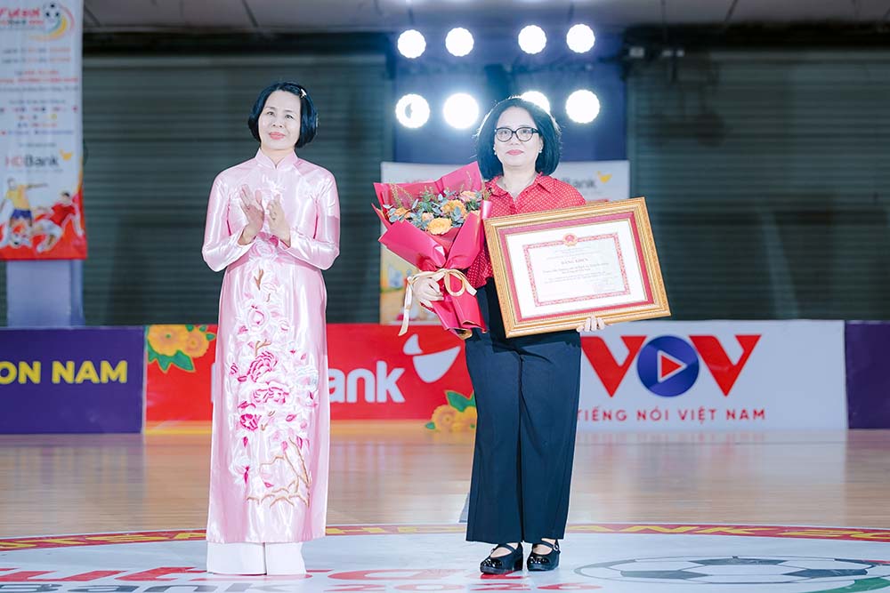 Trung tâm Quảng cáo và Dịch vụ Truyền thông (VOV) nhận bằng khen từ Bộ Văn hóa - Thể thao và Du lịch. Ảnh: VFF