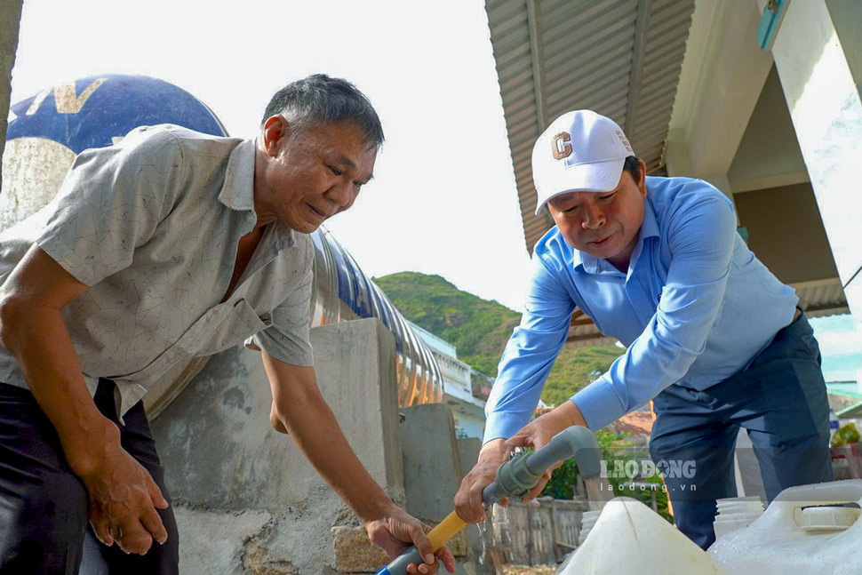 Chủ tịch UBND phường Quy Nhơn Nguyễn Đức Toàn kiểm tra việc cấp nước sạch cho người dân làng chài Hải Minh. Ảnh: Hoài Phương