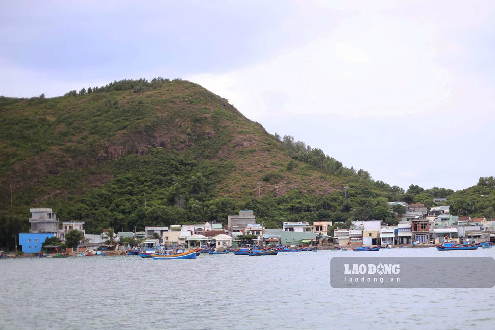 Từ đất liền, mất khoảng 15 phút di chuyển bằng đò để đến được làng chài. Ảnh: Hoài Phương