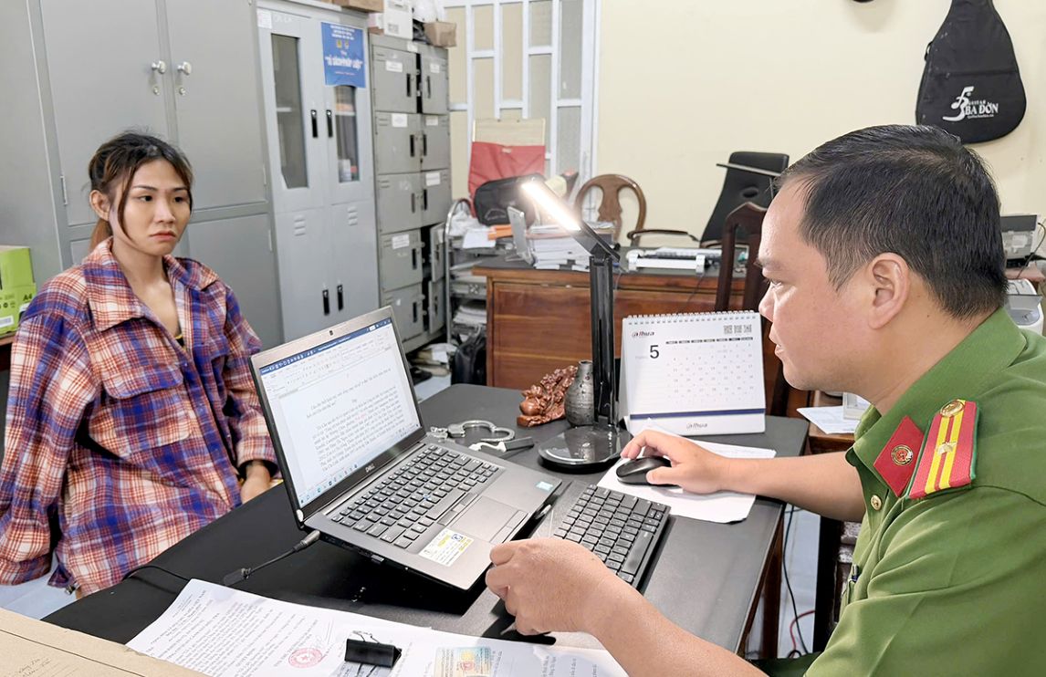 Lê Thị Cũa, đối tượng truy nã đặc biệt bị bắt vừa từ Campuchia quay trở lại Việt Nam. Ảnh: Vũ Tiến