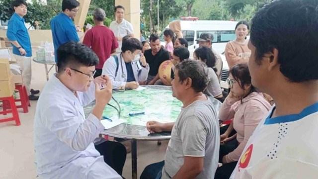 Gỡ vướng khám chữa bệnh lưu động cho người yếu thế