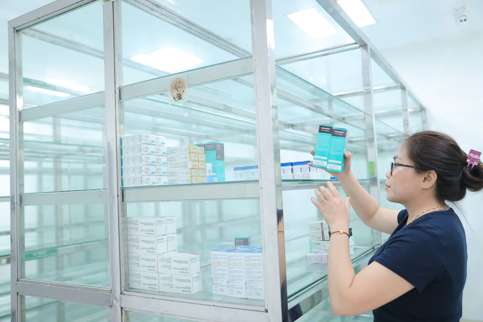 Các nhân viên y tế của bệnh viện đã có mặt từ rất sớm sắp xếp lại các chủng loại thuốc lên kệ để sẵn sàng phục vụ người bệnh. Nguyễn Trường