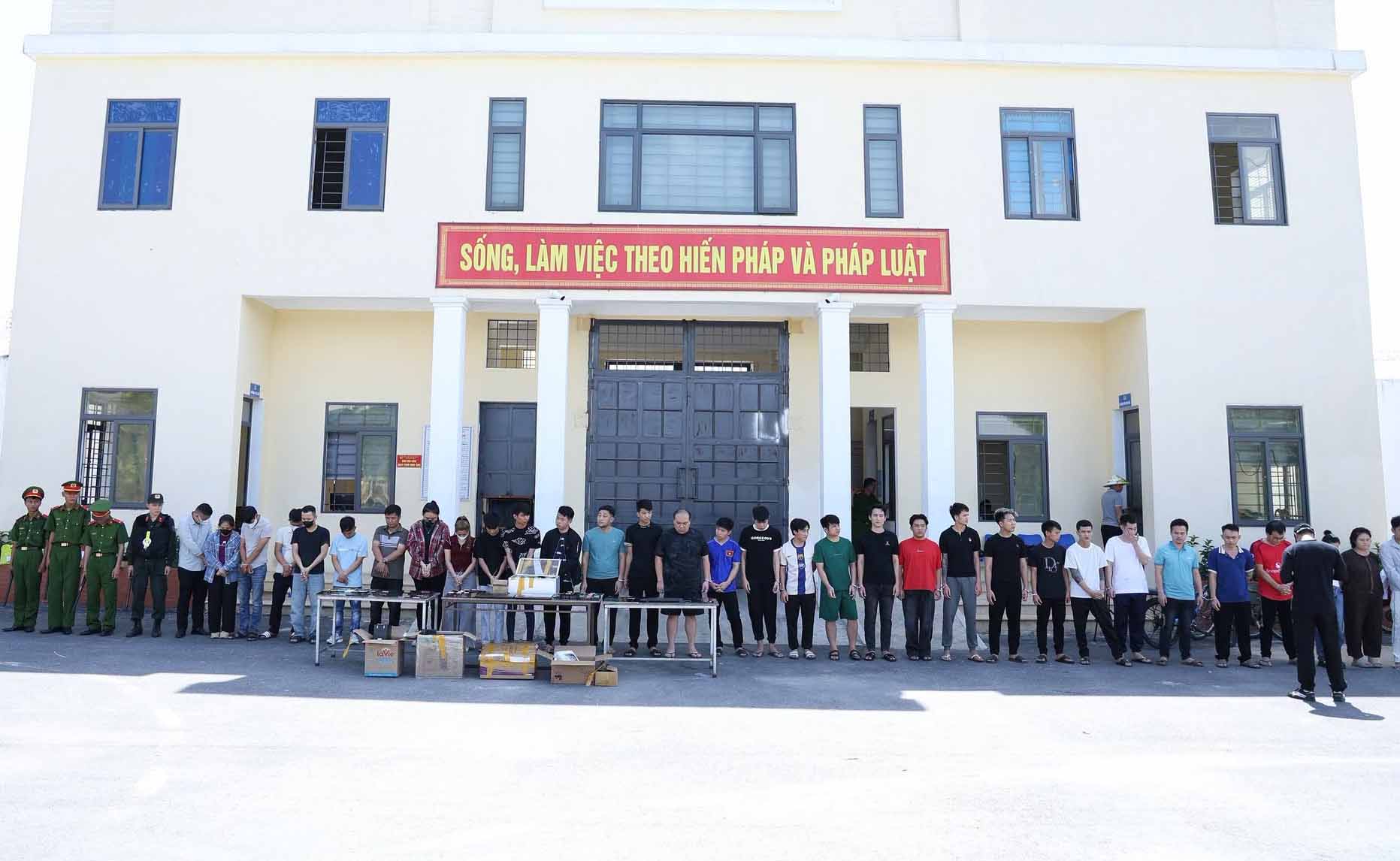 Nhiều đối tượng trong đường dây đánh bạc, rửa tiền bị bắt. Ảnh: Công an Hà Tĩnh