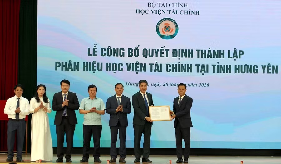 Ông Lê Quân - Thứ trưởng Bộ GD&ĐT trao quyết định thành lập Phân hiệu Học viện Tài chính tại tỉnh Hưng Yên cho lãnh đạo học viện. Ảnh: Hải Minh