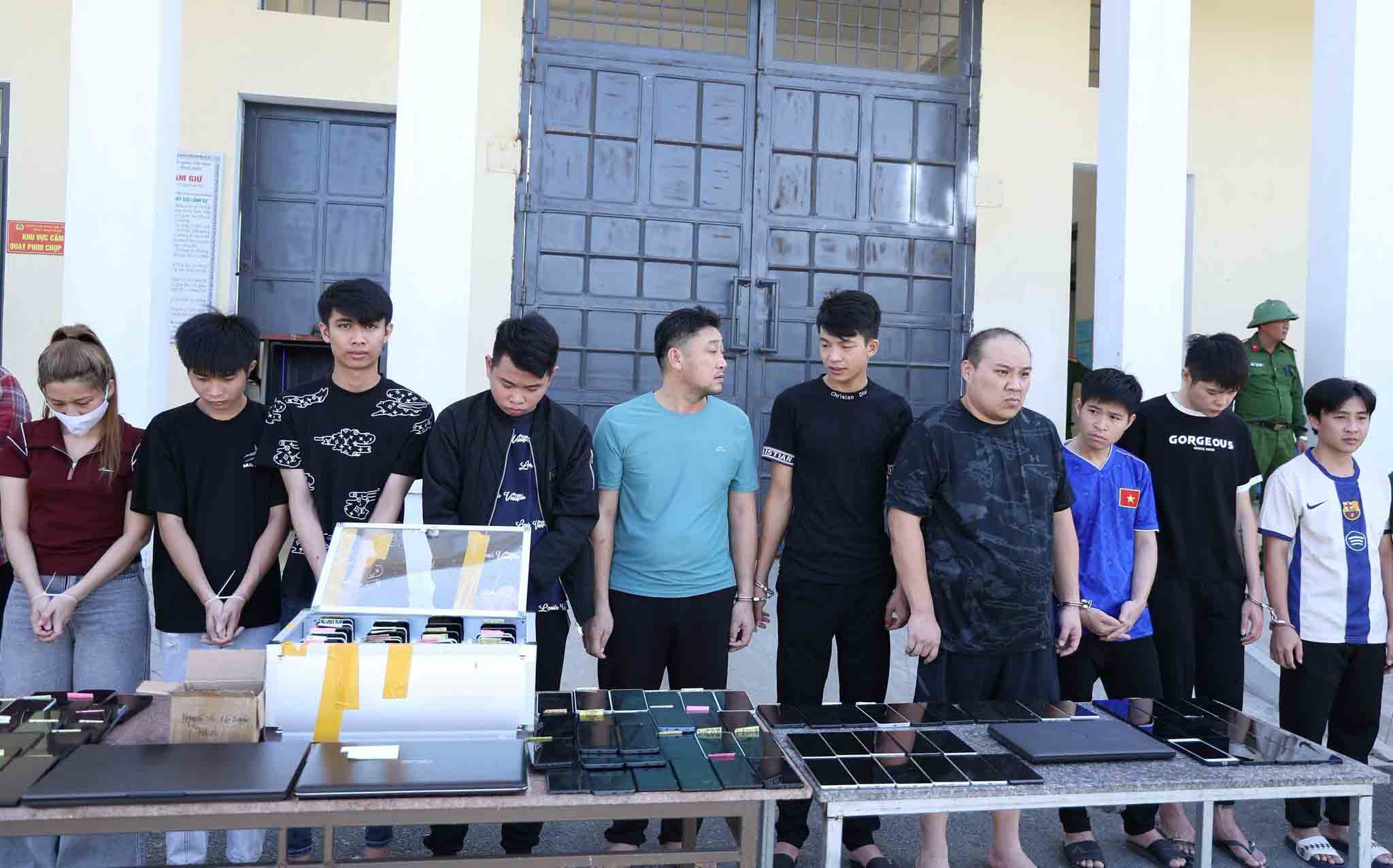 Bắt giữ một số đối tượng cùng tang vật. Ảnh: Công an Hà Tĩnh