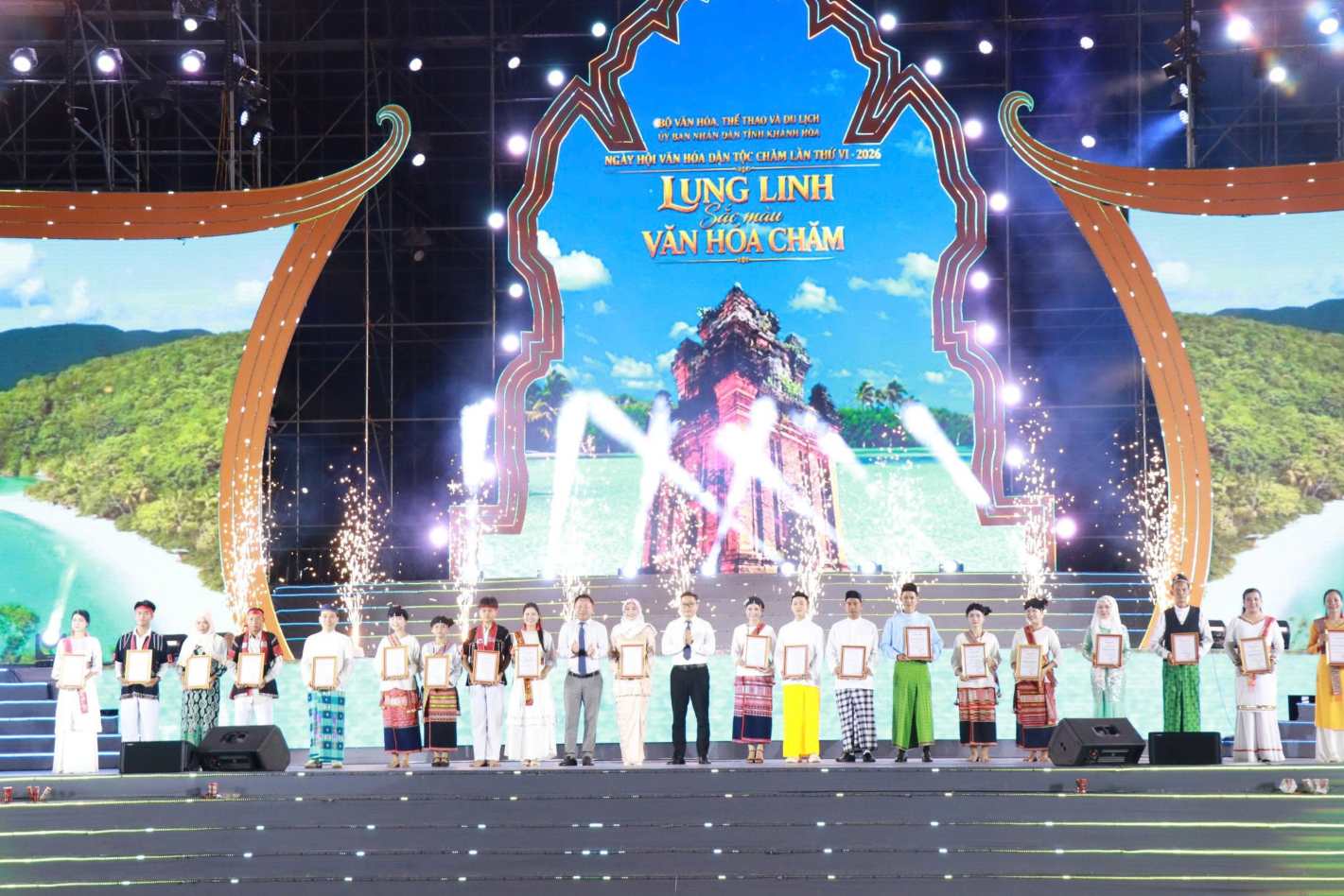 Ban tổ chức trao giải cho các đội tham gia chuỗi hoạt động trong ngày hội. Ảnh: Phương Linh