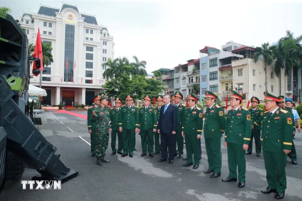 Tổng bí thư, Chủ tịch nước Tô Lâm tham quan triển lãm của Pháo binh - Tên lửa. Ảnh: Trọng Đức/TTXVN