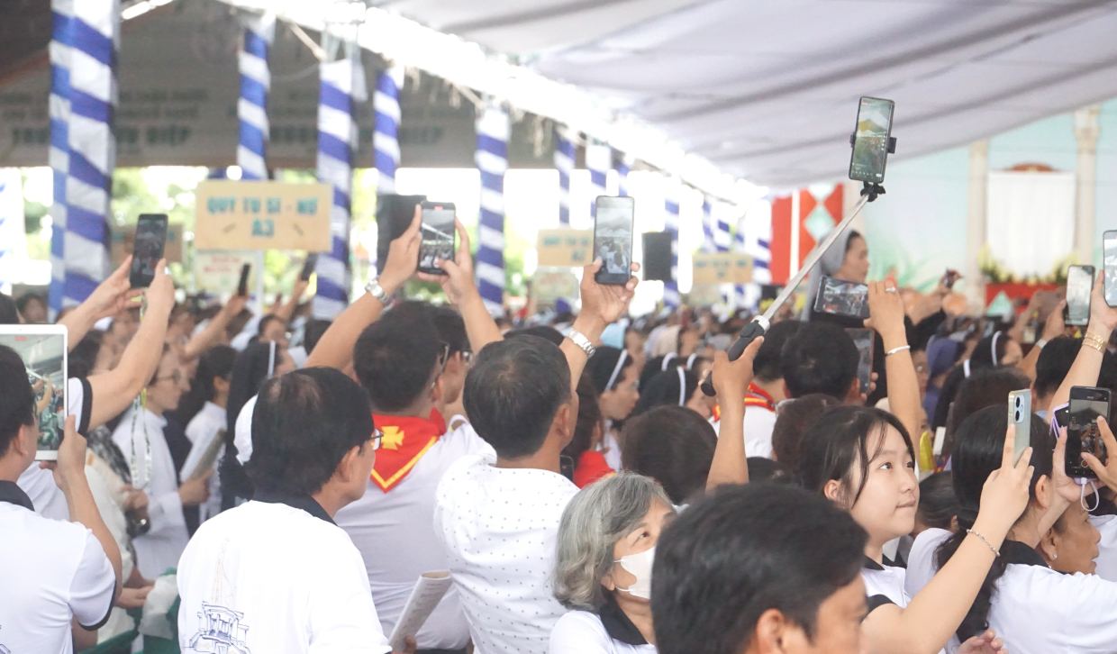 Người dân hành hương về Tắc Sậy, Cà Mau dự đại lễ trong trật tự. Ảnh: Nhật Hồ.