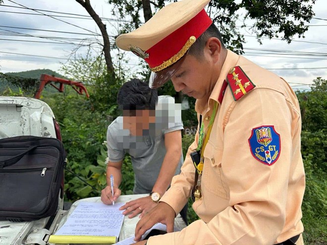CSGT Khánh Hòa xử lý xe khách nhồi nhét hành khách