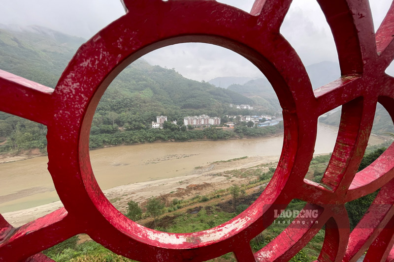 Từ đỉnh Cột cờ Lũng Pô, khung cảnh núi non và dòng sông Hồng hiện lên hùng vĩ giữa vùng biên viễn Lào Cai. Ảnh: Đinh Đại