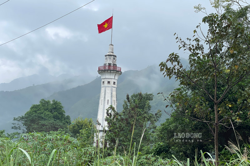 Cột cờ Lũng Pô là biểu tượng chủ quyền thiêng liêng nơi dòng sông Hồng chảy vào đất Việt. Ảnh: Đinh Đại