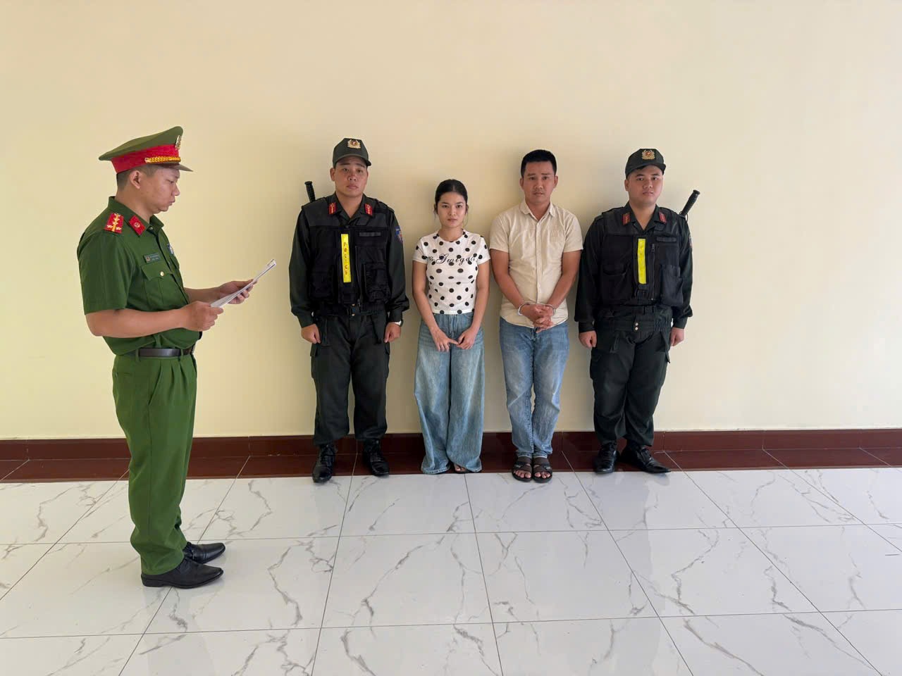 Công an TPPHCM vừa triệt phá đường dây sản xuất hơn 14.000 áo thun giả nhãn hiệu nổi tiếng, khởi tố 2 đối tượng. Ảnh: Công an