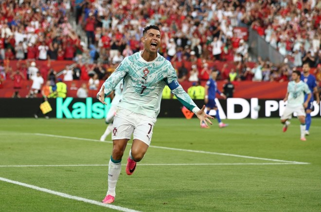 Ronaldo muốn tuyển Bồ Đào Nha đi tiếp, chấp nhận mình bị chỉ trích
