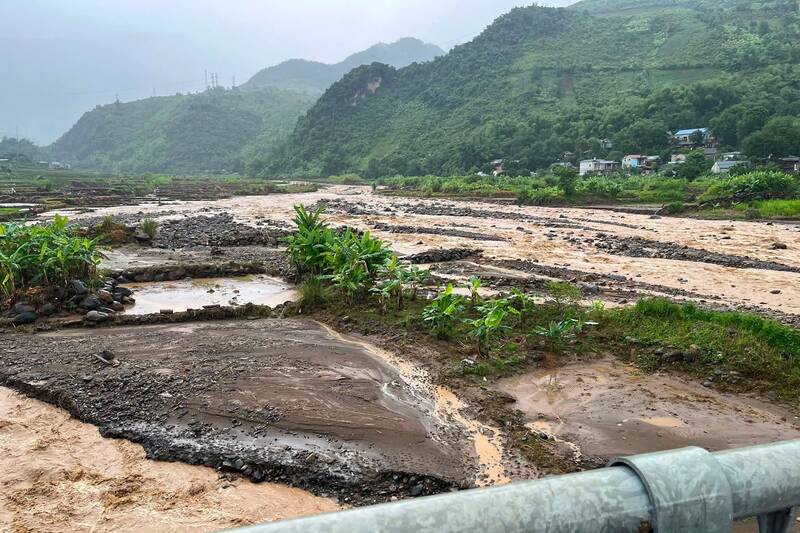 Lũ trên suối Nậm Păm gây thiệt hại lúa mới gieo cấy của bà con xã Mường La. Ảnh: Lò Hiền
