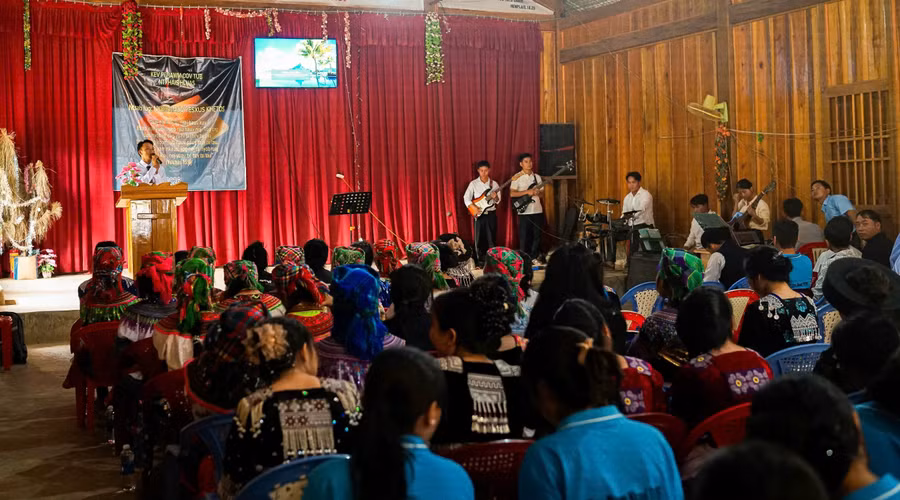 Quang cảnh buổi biểu diễn. Ảnh: Hữu Qui. tieng-hat-hmong-2.jpg