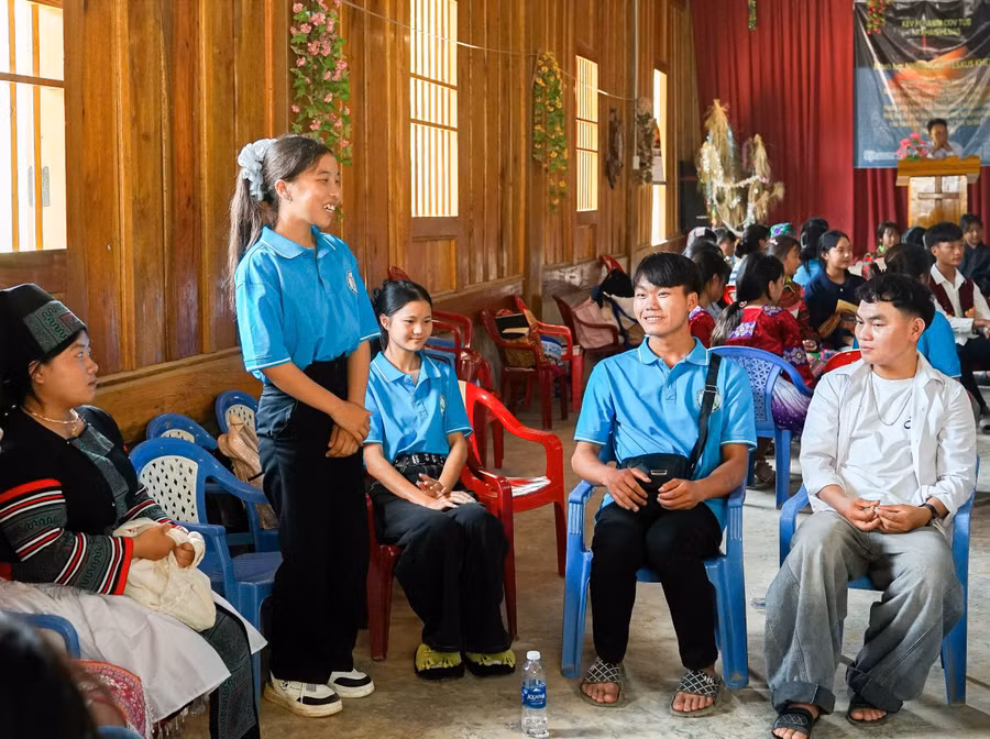 Người dân tại Nhà Nguyện cùng chuyện trò, giao lưu. Ảnh: Hữu Qui. tieng-hat-hmong-5.jpg
