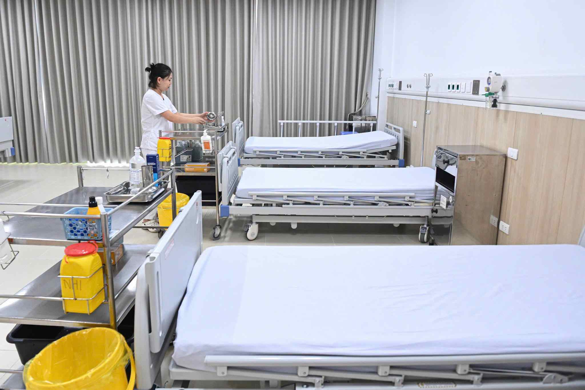 PGS.TS Dương Đức Hùng - Giám đốc Bệnh viện Hữu nghị Việt Đức cho biết với quy mô ban đầu 300 giường bệnh, nhiệm vụ chính là khám cấp cứu, tiếp nhận và có các phương án phân loại. Nếu bệnh nhân nặng, bệnh viện sẽ tăng cường chuyên khoa từ cơ sở Hà Nội xuống, nếu trường hợp có thể phẫu thuật được sẽ tiến hành phẫu thuật ngay tại đây. Ảnh: Bệnh viện cung cấp