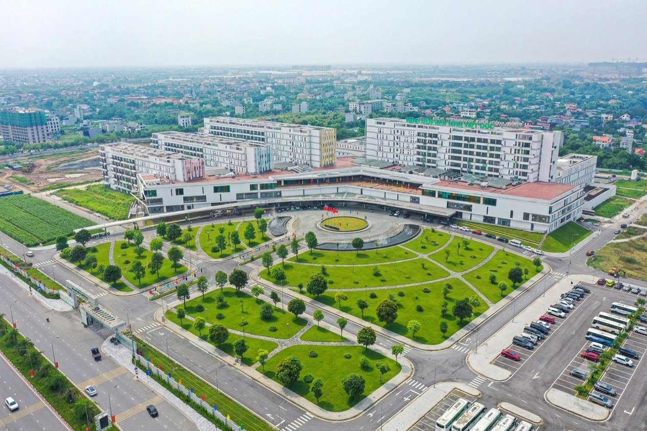 Dự án Bệnh viện Hữu nghị Việt Đức cơ sở Ninh Bình được Bộ Y tế phê duyệt từ năm 2014 với quy mô mỗi bệnh viện 1.000 giường bệnh, tổng mức đầu tư gần 10.000 tỉ đồng. Dự án được xây dựng trên khu đất rộng hơn 21 ha tại Ninh Bình, tổng diện tích sàn gần 120.000 m², tổng mức đầu tư gần 5.000 tỉ đồng. Theo kế hoạch ban đầu, giai đoạn I dự kiến hoàn thành vào tháng 2.2016 và toàn bộ dự án hoàn thành cuối năm 2017. Ảnh: Bệnh viện cung cấp
